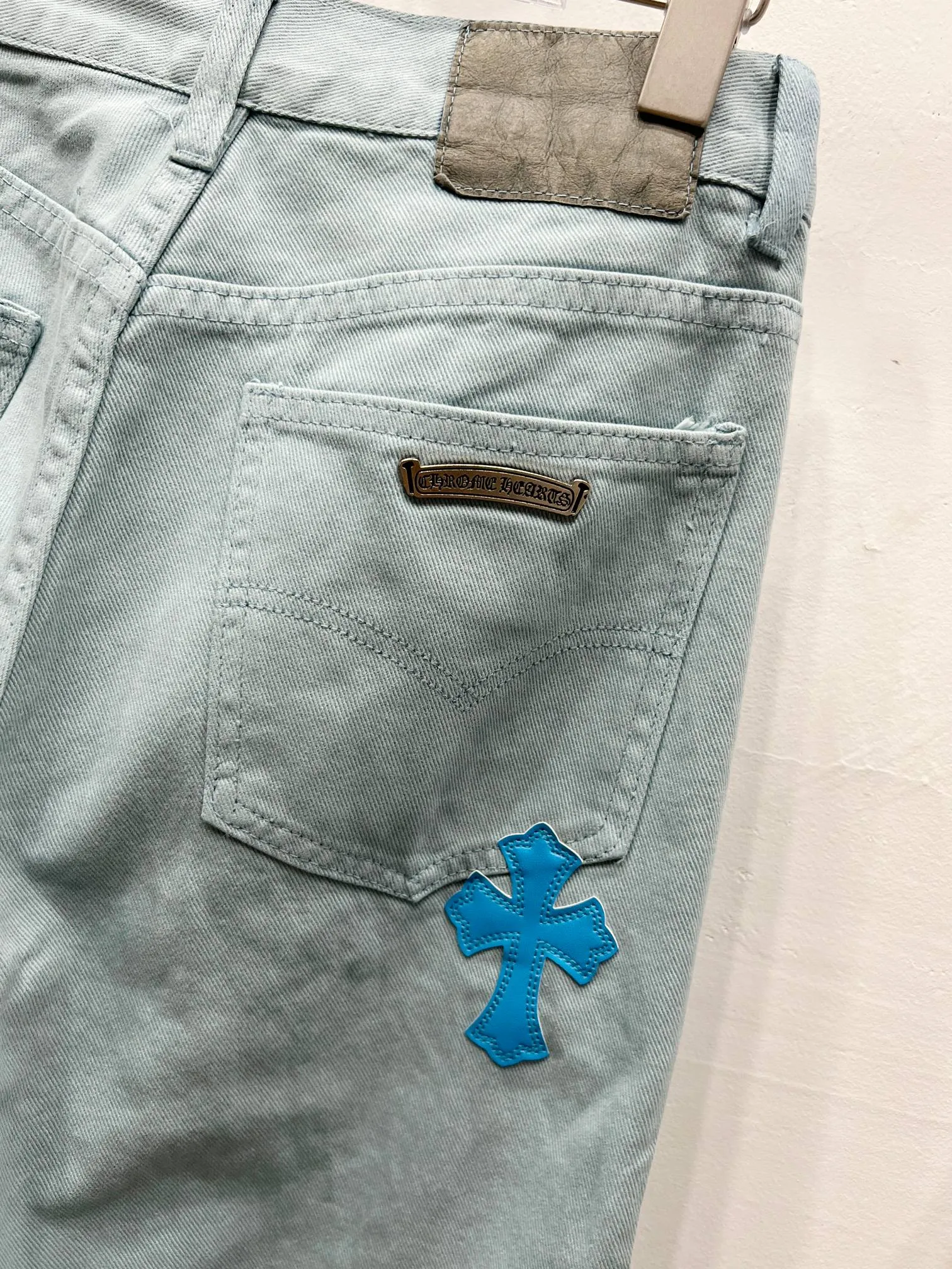 P280 Style number: (c035) Chrome hearts CH co-branded Drak ice blue Miami jeans exude uninhibited personality and unique charm. Every wear and tear is carefully designed to present a unique artistic feel. Made of imported denim fabric, which has undergone heavy industrial washing and destruction treatment, the trousers show a super cool effect on the upper body, allowing you to dominate the fashion stage.  This is more than just a pair of jeans, it is an expression of attitude. With its unique design concept and ultimate pursuit of details, Croxin breaks traditional boundaries and defines the jeans trend in the new era. The trousers are made of double-layer woven fabric with customized hardware. Italian-made special cowhide is printed and cut. Custom-made sheepskin three-layer thick-line leather. The whole body is spliced ​​in heavy water washing. Craftsmen hand-splash ink. You can see the details. Three-dimensional cutting version. Loose and comfortable, not flattering. Makes taller and slimmer. Factory quality. Original quality control. Same style for men and women. Can be matched with couples. Versatile recommendation. Must-have jeans for all seasons. Color: ice blue. Size: 28-30-32-34.